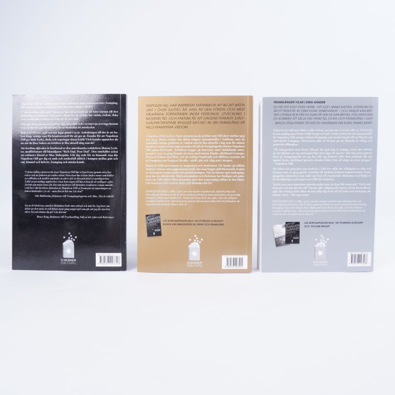 Baksidor av tre böcker av Napoleon Hill med beskrivande text