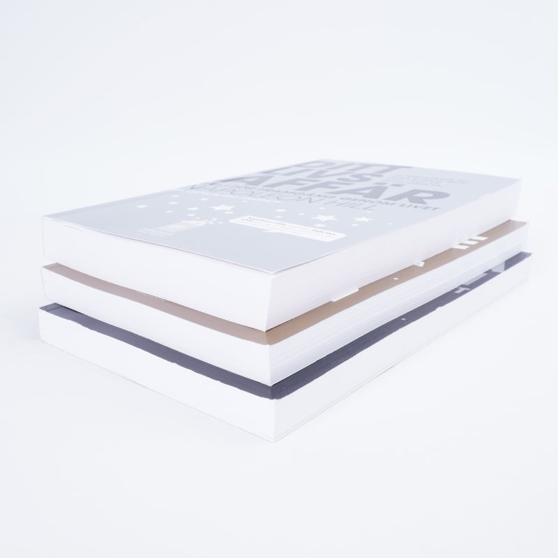 Tre staplade böcker ur samlarboxen i profilvy