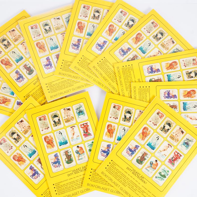 Baksidor på flera gula astrologiböcker med illustrationer