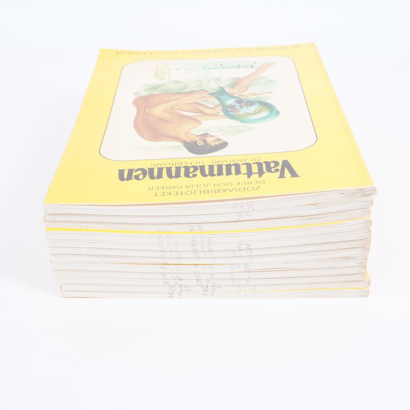 Astrologiböcker staplade från sidan, Vattumannen överst