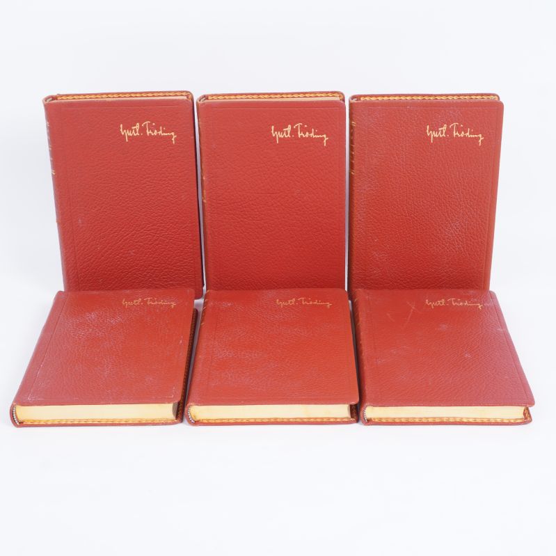 Sex röda böcker med gulddetaljer, med Frödingsignatur på omslagen