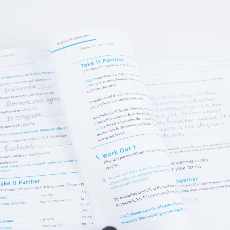 Uppslag ur boken med fraser, övningar och handskrivna anteckningar