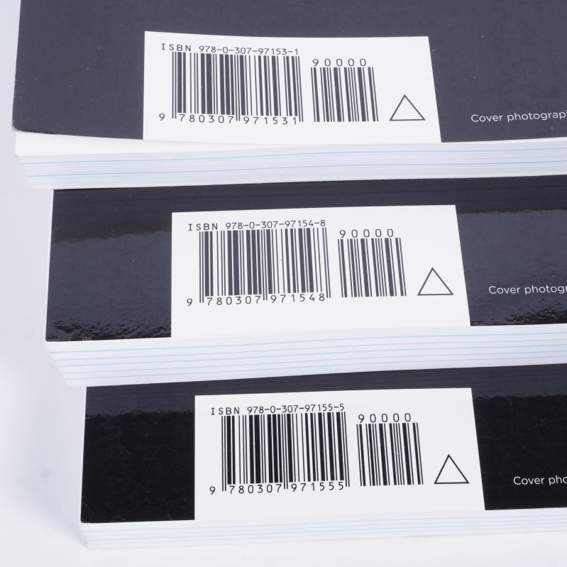 Närbild på ISBN-streckkoder för tre olika språkböcker