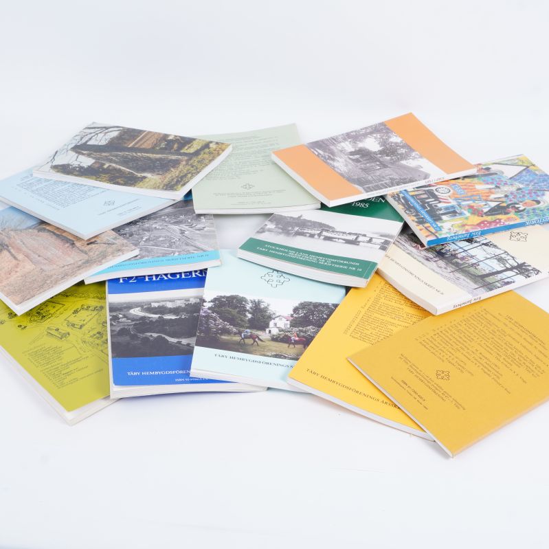 Bokpaket om Täby utspridda på vitt underlag med synliga omslag