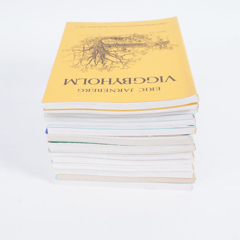 Täbybokpaket liggande på rygg, gul bok vänd upp och ner