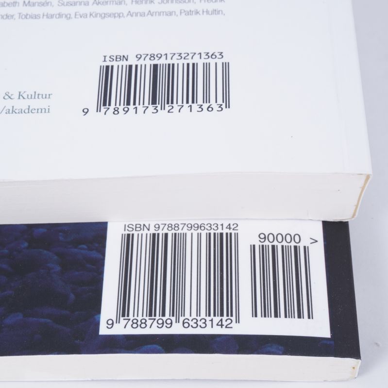 Närbild på böckernas ISBN och streckkoder i svart text på vita etiketter
