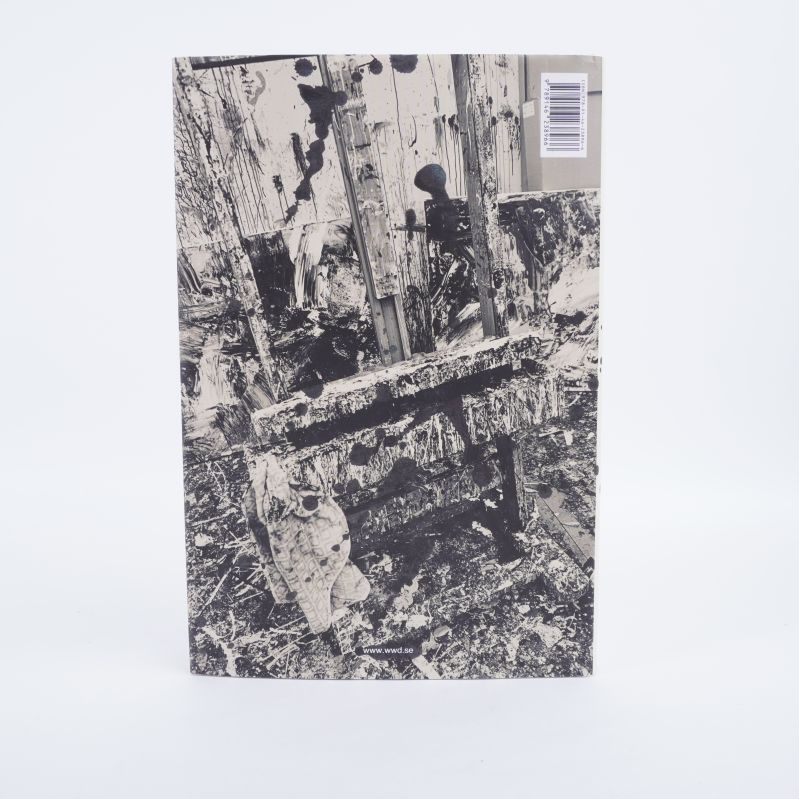 Baksidan av boken med svartvitt konstmotiv och streckkod