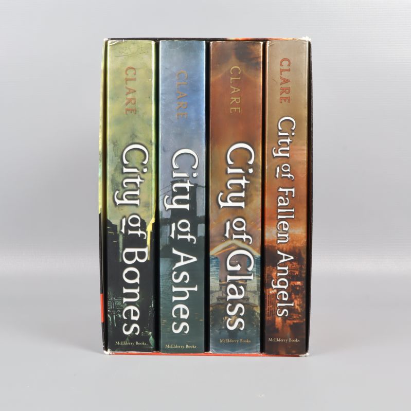 Ryggen på fyra böcker: City of Bones, City of Ashes, City of Glass, City of Fallen Angels