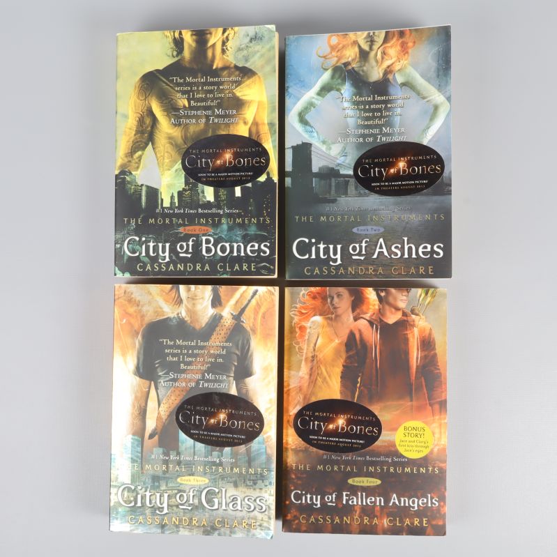 Framsidorna på fyra böcker: City of Bones, City of Ashes, City of Glass, City of Fallen Angels