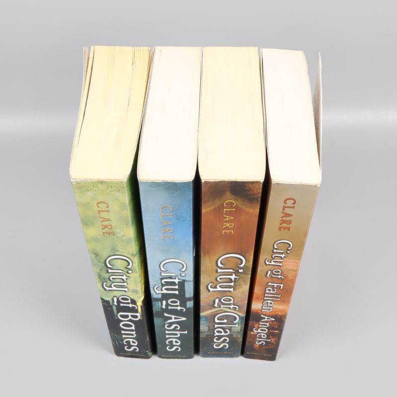 Bokbox med fyra böcker sedd ovanifrån med synliga bokryggar