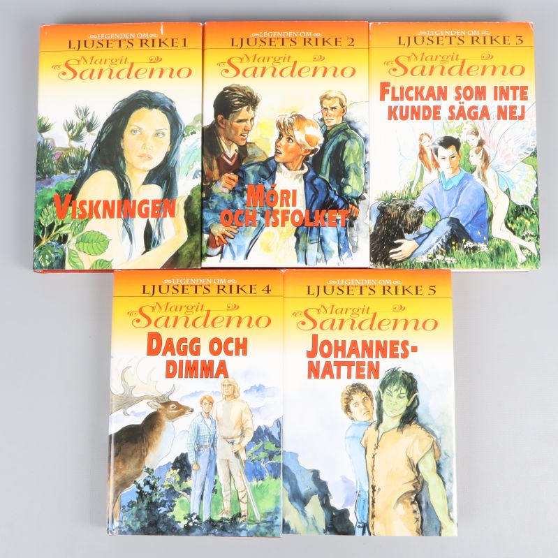 Framsida av fem böcker i serien Legenden om Ljusets rike, Margit Sandemo