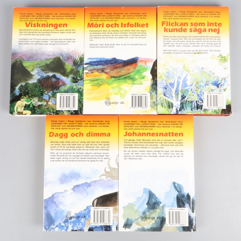 Baksida av fem böcker Legenden om Ljusets rike, med ISBN-koder synliga