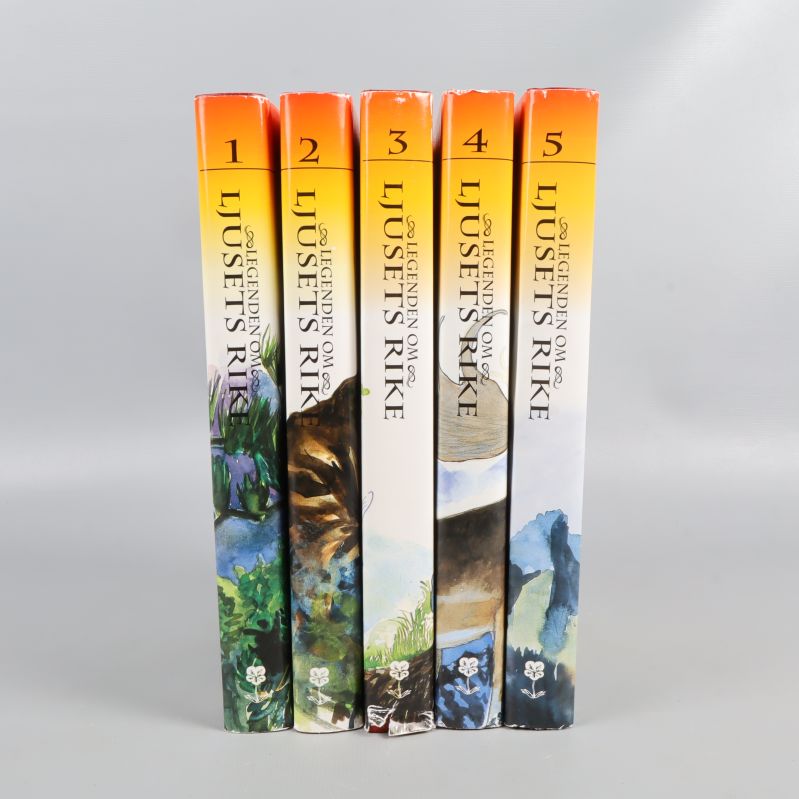 Bokryggarna på fem delar av Legenden om Ljusets rike, numrerade 1 till 5