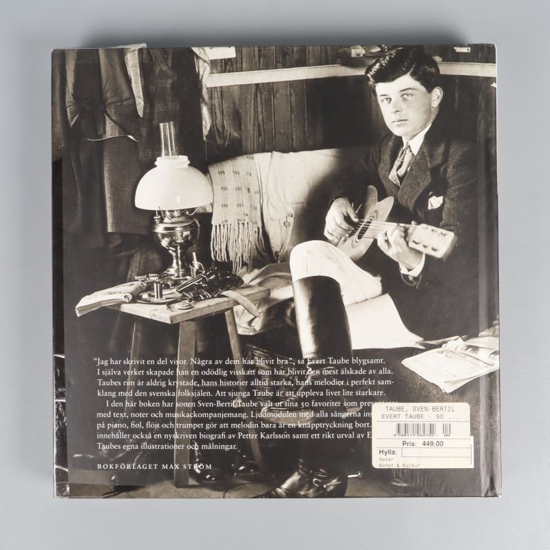 Baksidan av Evert Taube visbok med text och foto