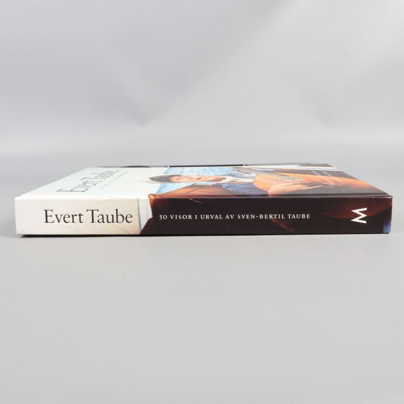 Bokrygg med texten Evert Taube och urval