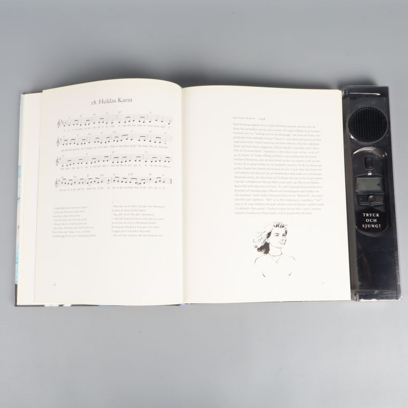 Uppslag med noter, text och illustration ur boken