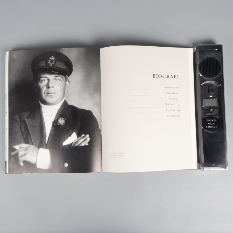 Uppslag med porträtt och innehållsförteckning på biografi