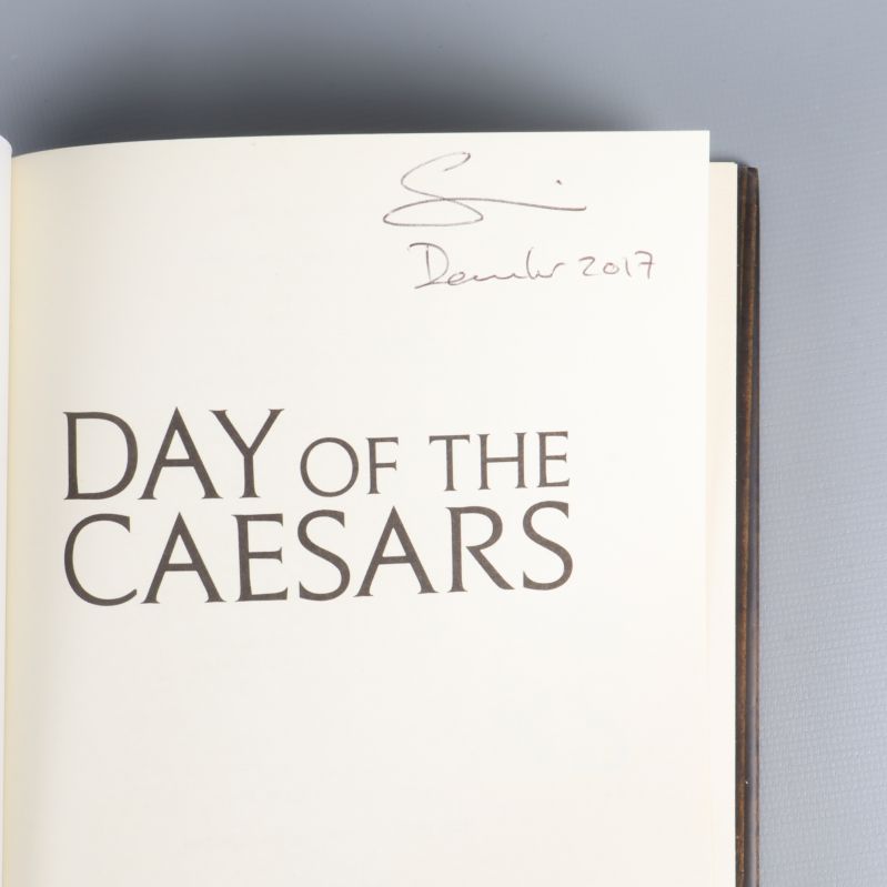 Första titelsidan i Day of the Caesars med namnteckning