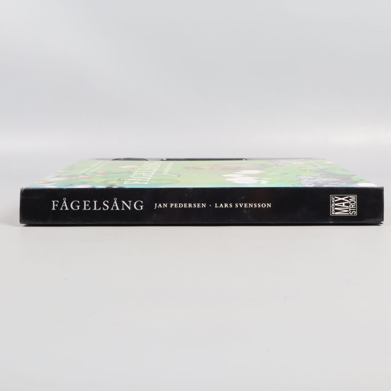 Bokens rygg visar titel Fågelsång och författare