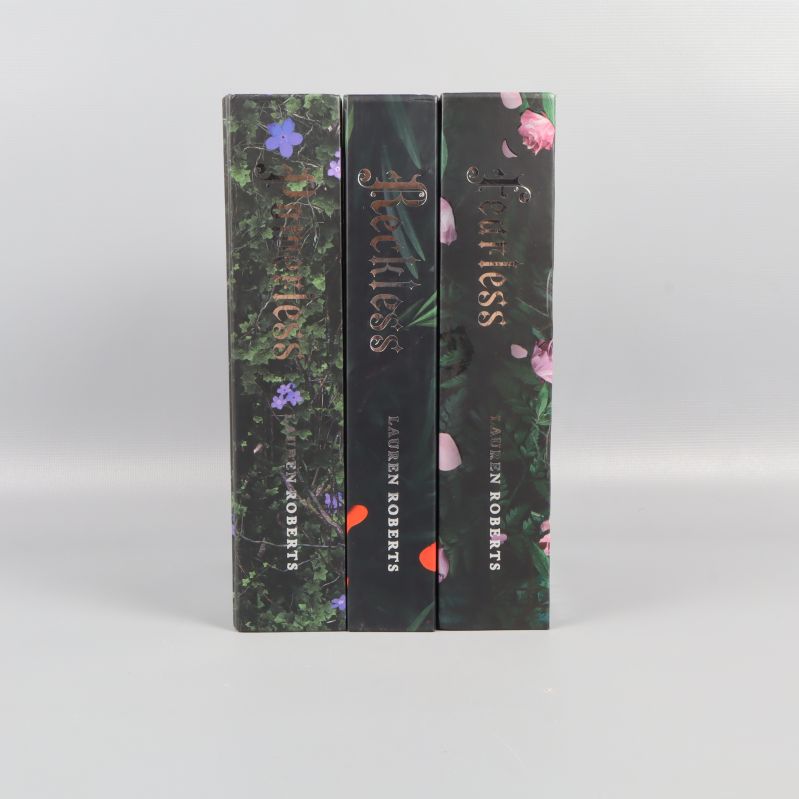 Ryggen på Powerless, Reckless och Fearless ståendes bredvid varann