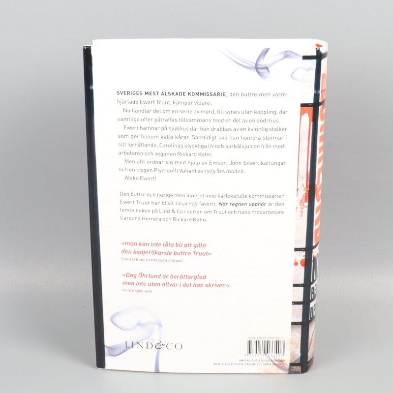 Baksida av boken När regnen upphör med beskrivande text och citat