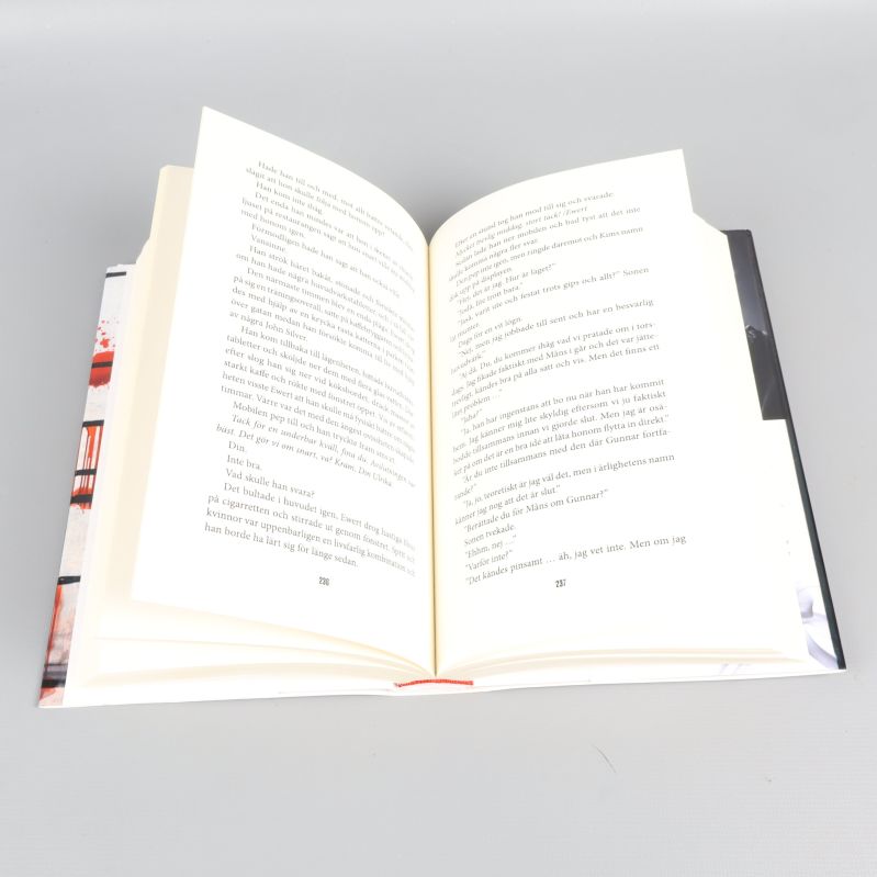 Uppslagen bok När regnen upphör, sidor med löpande text synliga