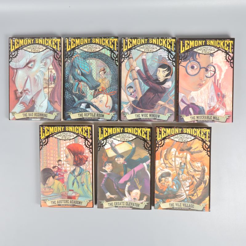 Framsidor på sju böcker av Lemony Snicket - A series of unfortunate events