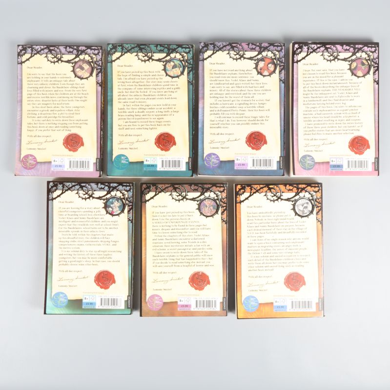 Baksidor på sju Lemony Snicket-böcker med text och illustrationer