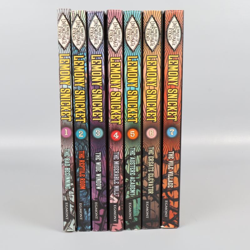 Ryggar på sju böcker Lemony Snicket, numrerade i ordning