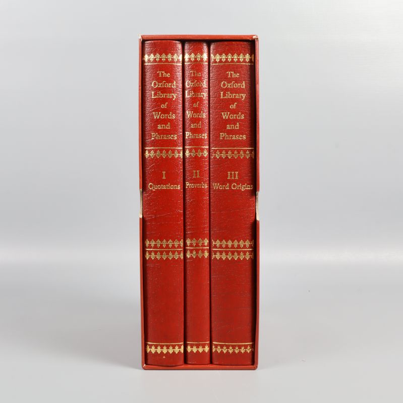 Bokpaket med tre volymer sedd framifrån i boxen