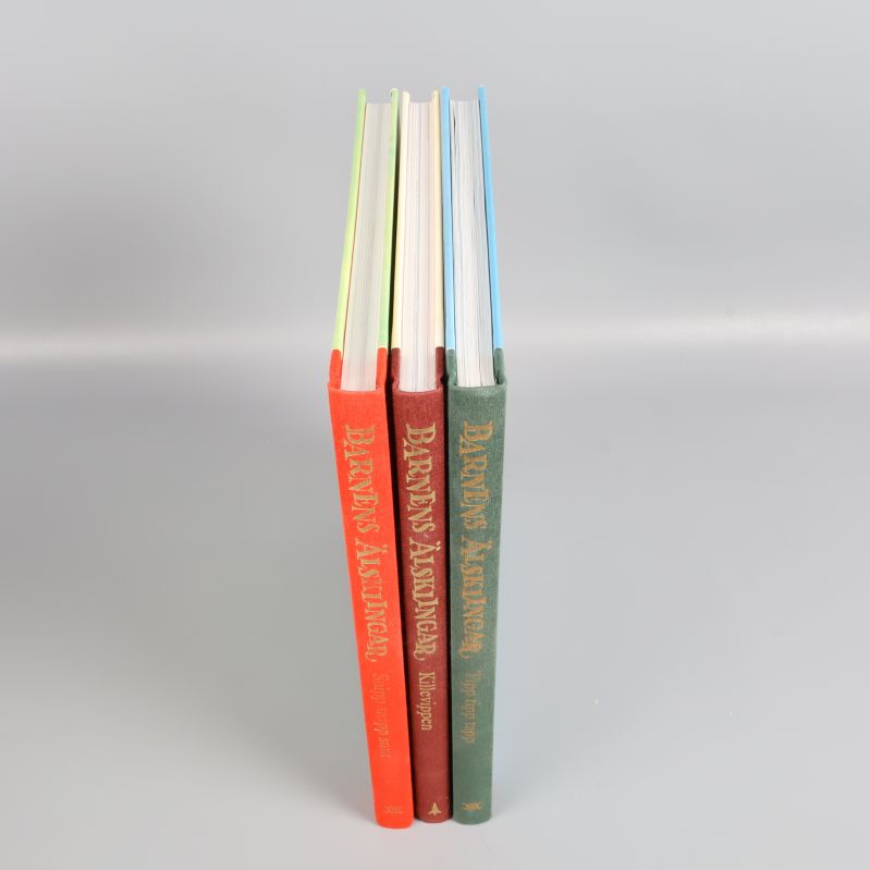 Ryggen på alla tre Barnens älsklingar-böcker stående bredvid varandra