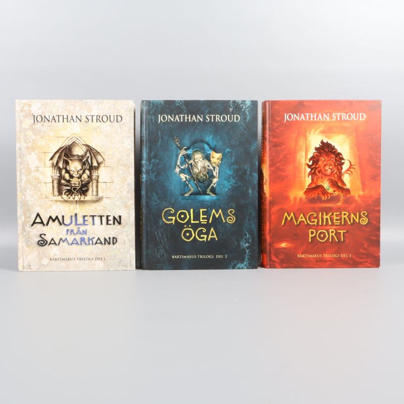 Framsidan av tre böcker i Bartimaeus trilogi av Jonathan Stroud