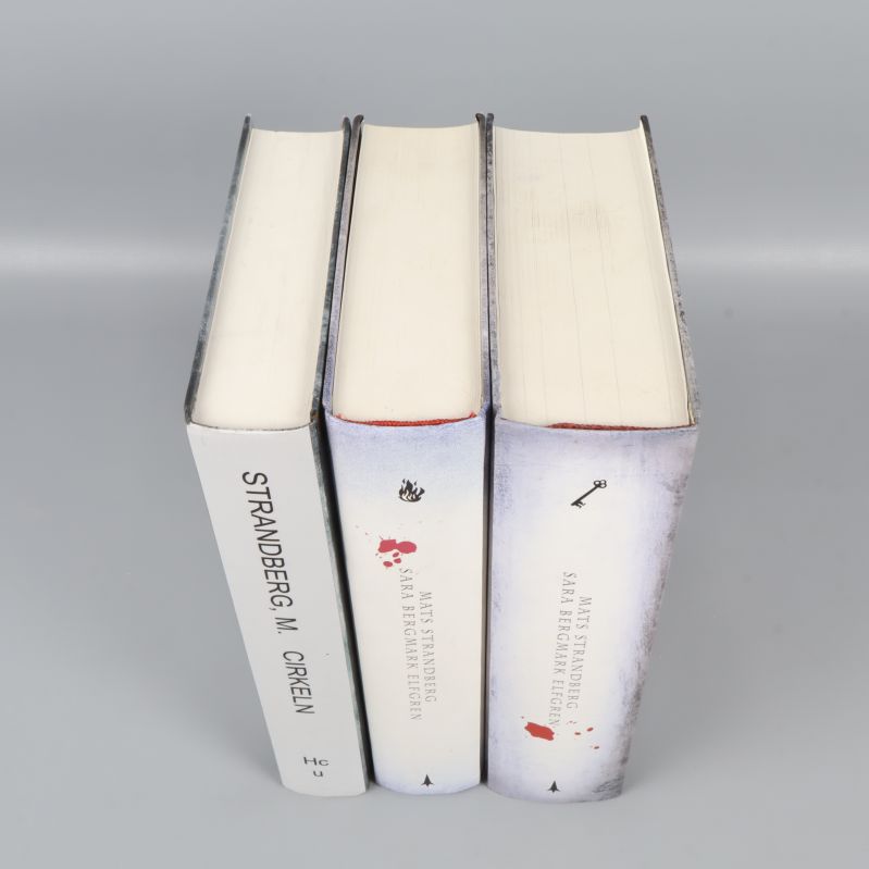 Närbild på två ISBN-nummer samt streckkoder på Engelsfors-trilogin