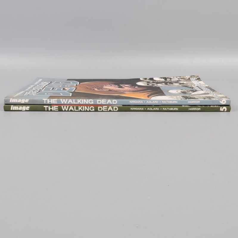 Baksida med ISBN och titlar för The Walking Dead volym 5 och 6