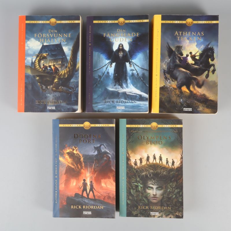 Framsidor på fem böcker från Olympens hjältar-serien av Rick Riordan