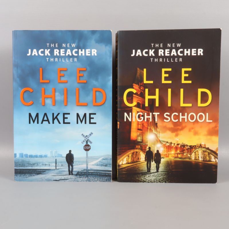 Två Jack Reacher-böcker av Lee Child med omslagen vända framåt