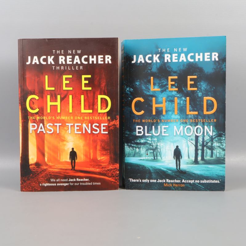 Framsidor av Past Tense och Blue Moon av Lee Child stående sida vid sida