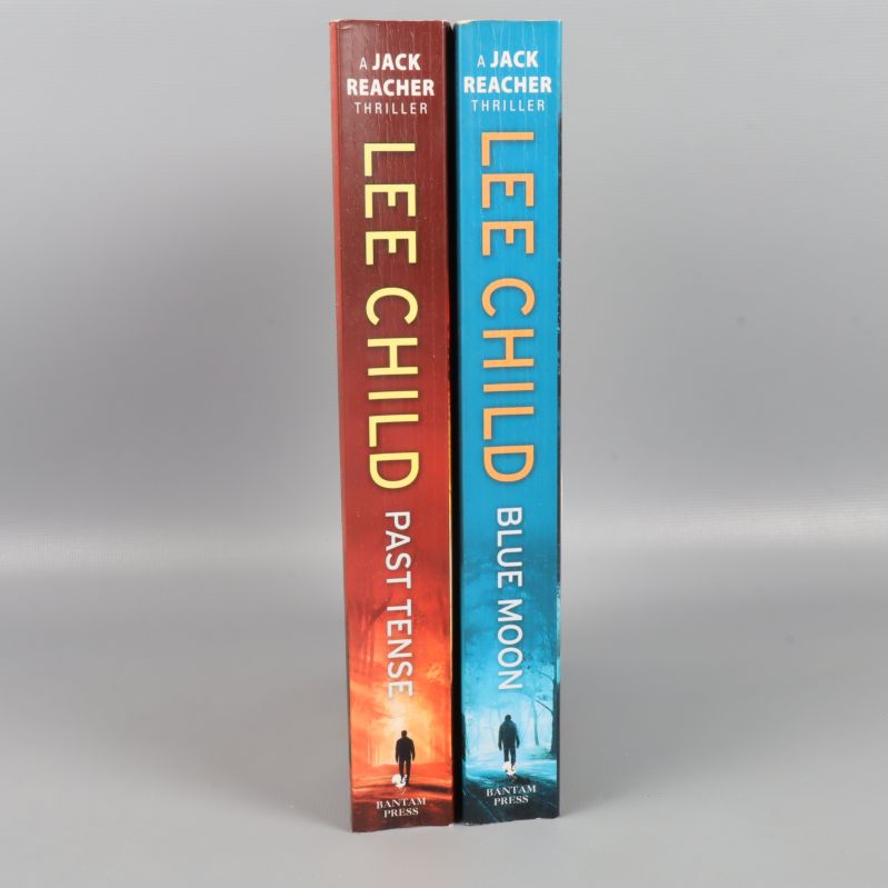 Bokryggar av Lee Child Past Tense och Blue Moon med tydliga titlar