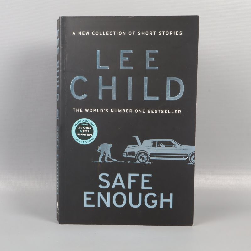 Framsidan av boken Safe Enough av Lee Child med blå text och bilillustration