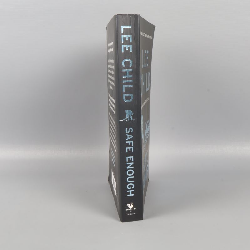 Ryggen på boken Safe Enough med tydlig titel och författarnamn