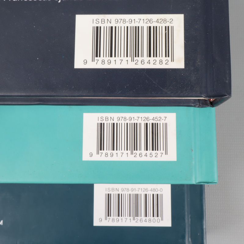 Närbild på tre ISBN-streckkoder för bokpaket