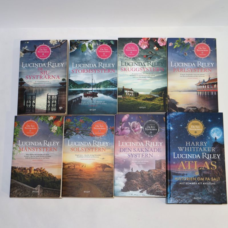 Åtta böcker i De sju systrarna-serien av Lucinda Riley upplagda på rad