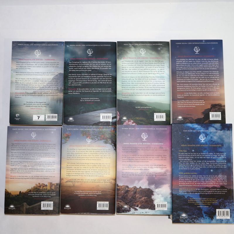 Baksidor av åtta böcker från De sju systrarna-serien