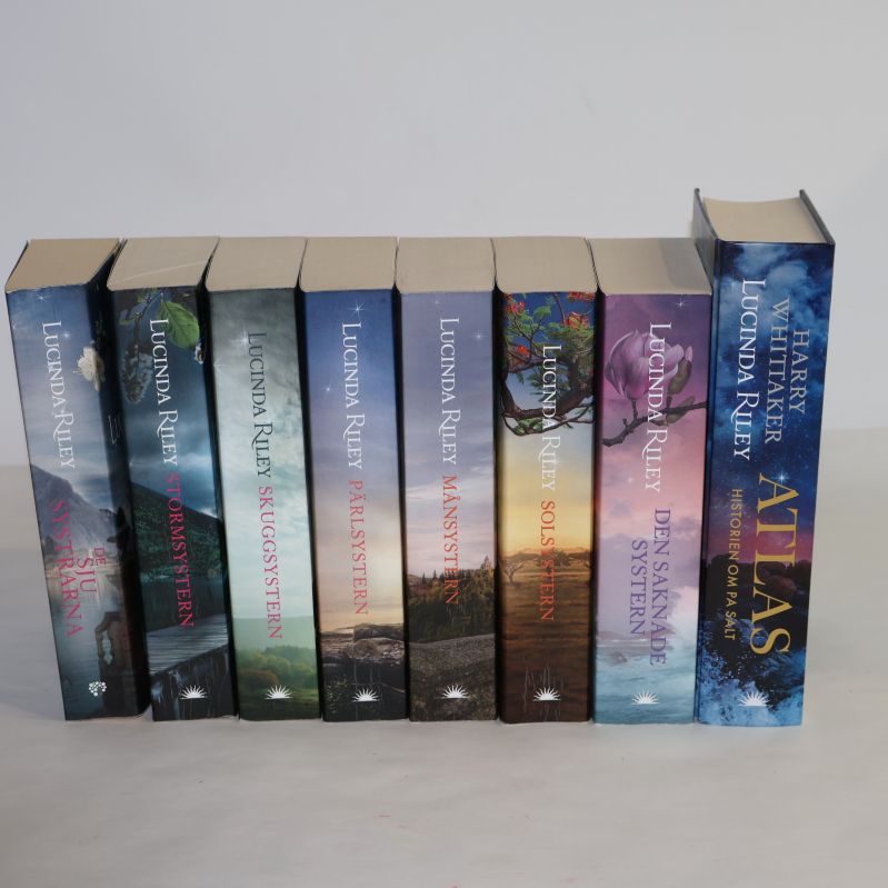 Böckerna i De sju systrarna-serien stående på rad från sidan