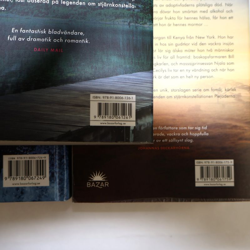 Närbild på tre böckers ISBN och streckkoder från baksidan