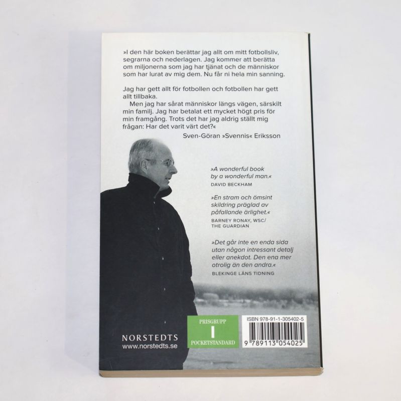 Baksida på Min historia med citat, recensioner och ISBN-numret synligt