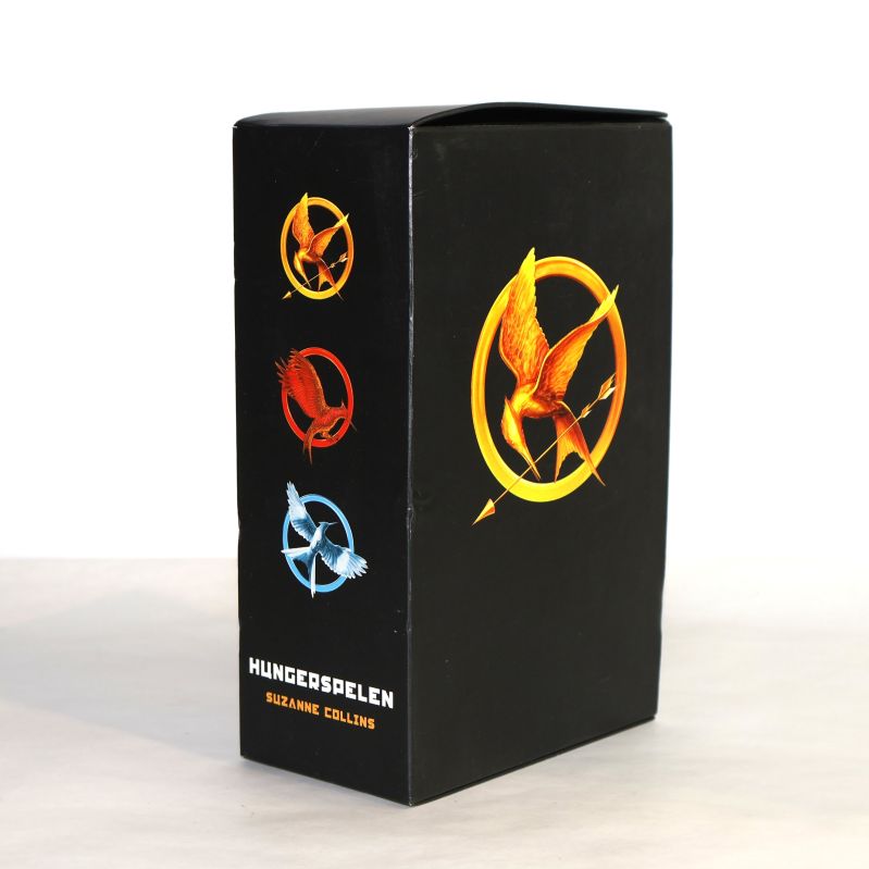 Box för Hungerspelen-trilogin med motiv och titlar på sidan
