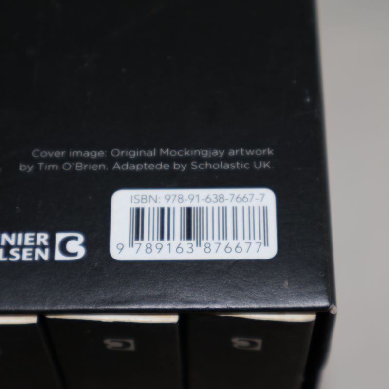 Närbild på ISBN-nummer på boxen, tydlig streckkod och text