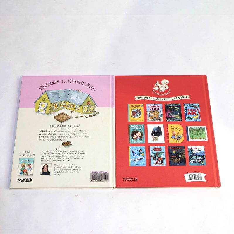 Baksidor av böckerna Alla Tre vilar och Alla Tre vill leka två