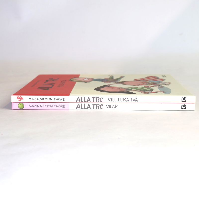 Ryggen på två Alla Tre-böcker, författare Maria Nilsson Thore syns tydligt